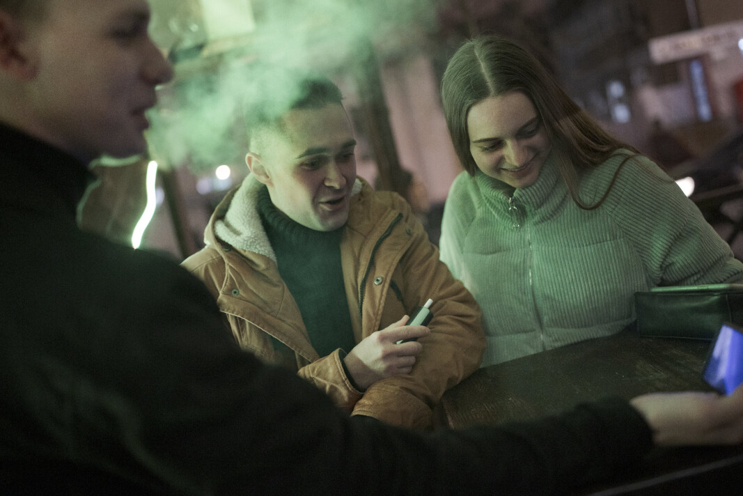 FLYVIDEO: Mykola Bysjkov viser stolt frem en video av at han flyr til sine klassekamerater Fleur og Julia Povstemska (20) på en bar midt i sentrum. FLYVIDEO: Mykola Bysjkov viser stolt frem en video av at han flyr til sine klassekamerater Fleur og Julia Povstemska (20) på en bar midt i sentrum.