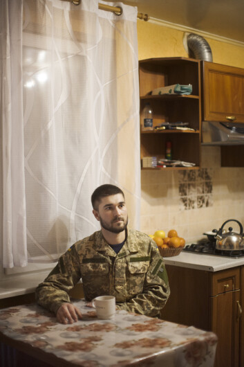 STRIDSVANT: Vlad (28) sitter på kjøkkenbenken hjemme hos seg selv.