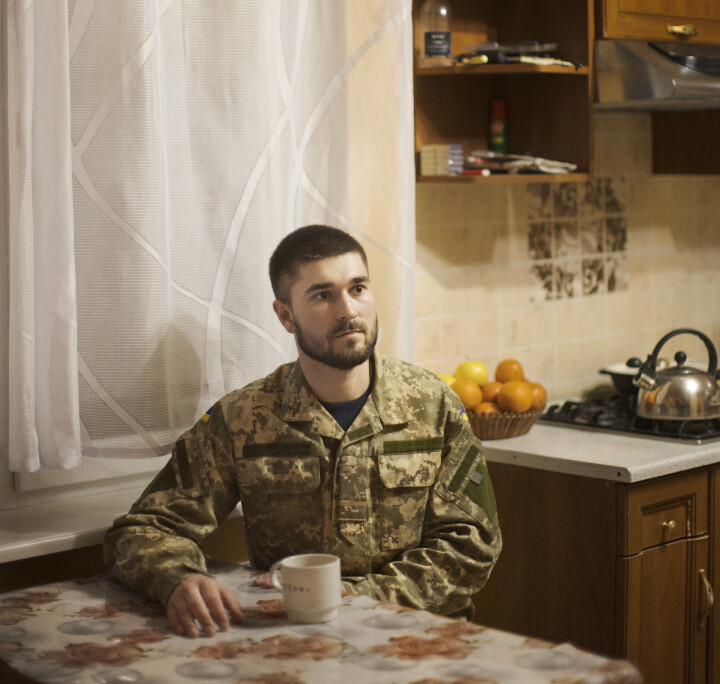 BEVÆPNET: Forsvarets forum møtte Vlad hjemme i Dergatsji i februar i fjor, like før Russland gikk til angrep. Vlad meldte seg til tjeneste - og begynte å kjempe som partisan i de okkuperte områdene.