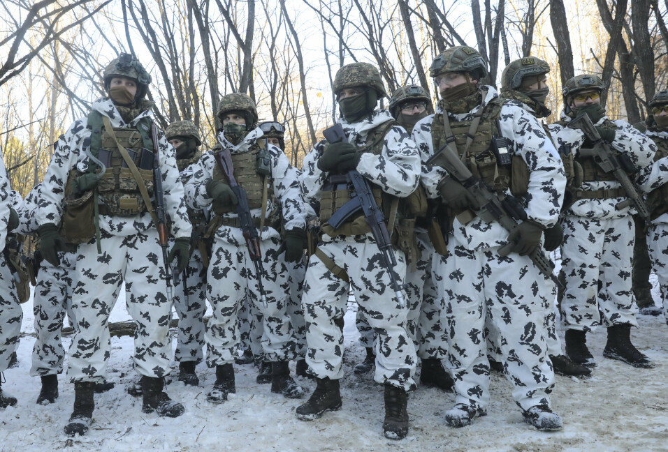 TATT OVER: Ukrainske soldater under en øvelse i den forlatte byen Pripjat nær Tsjernobyl tidligere denne måneden. Torsdag ble området tatt av russiske styrker, ifølge Ukraina.