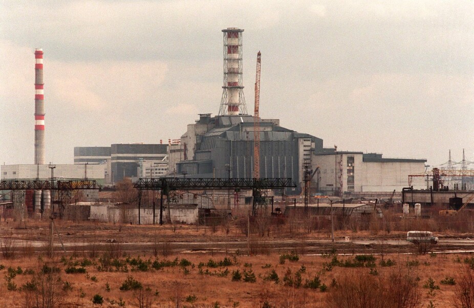GAMMELT: Reaktor 4 i Tsjernobyl med den gamle sarkofagen, fotografert i 1996.
