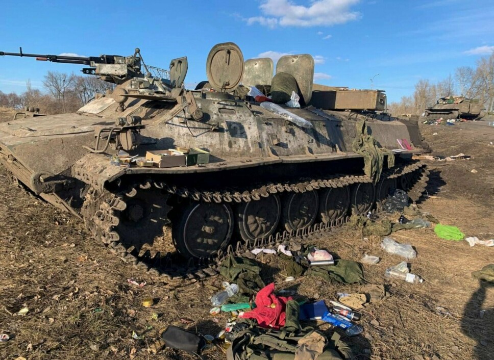 ØDELAGT: Bildet viser det som skal være en forlatt russisk, pansret personellkjøretøy utenfor Kharkiv