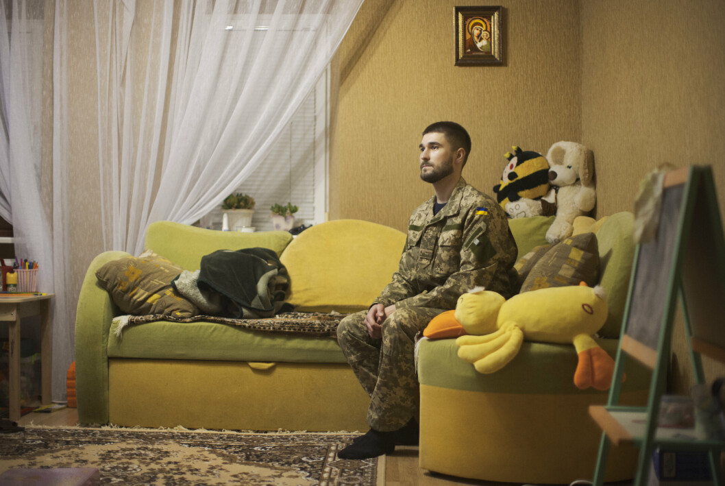 KLAR TIL STRID: Veteranen Vlad (28) fotografert hjemme i stua i Kharkiv for snaue to uker siden.