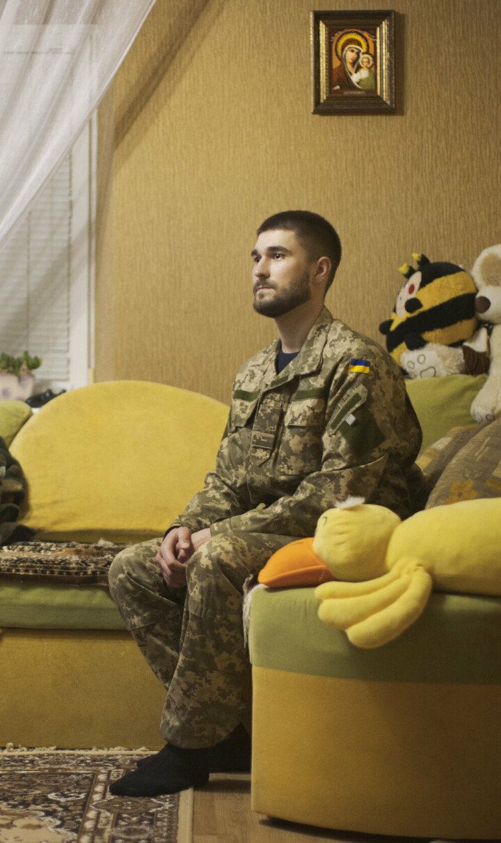 Kharkiv, Ukraina 09.02.2022. Bildet: Vlad sitter på stuen hjemme hos seg selv.  Foto: @Nora Savosnick