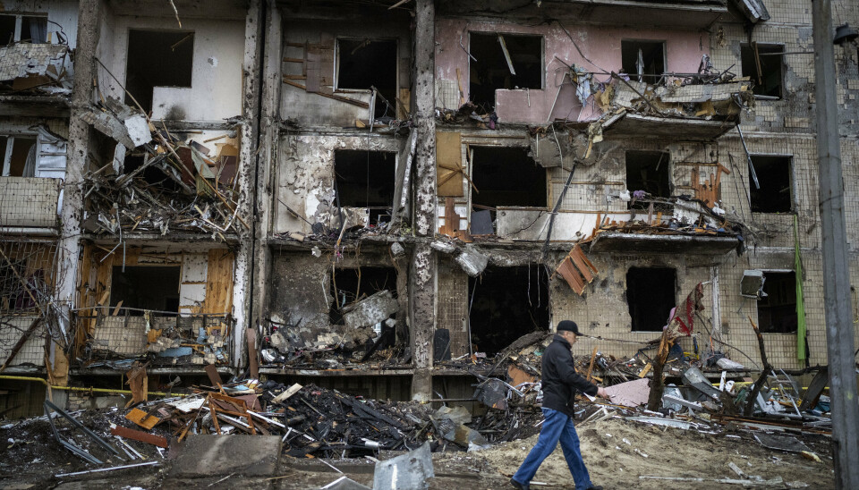 ANGREP: Ødeleggelser på etter rakettangrep mot Kyiv i Ukraina fredag.