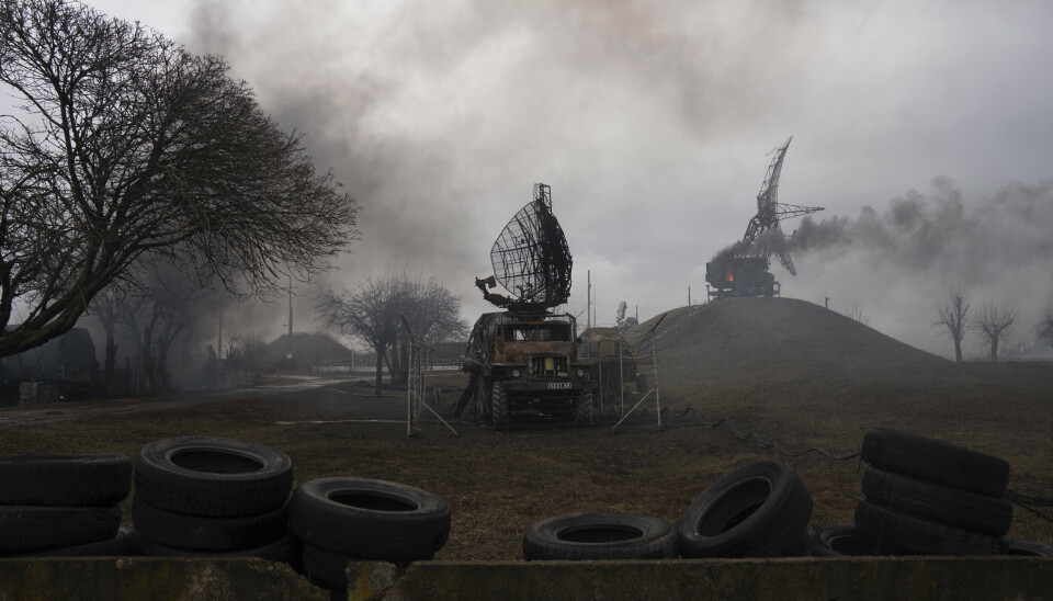 ANGREP: Luftforsvarsbasen i byen Mariupol i Ukraina etter russisk angrep torsdag 24. februar.