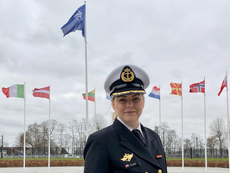 NY STILLING: Orlogskaptein Sandra Stahl flyttet i januar til Brussel for å fortsette sin militære karriere i NATO. På bildet er hun utenfor hovedkvarteret til NATO, den 3. februar 2022.