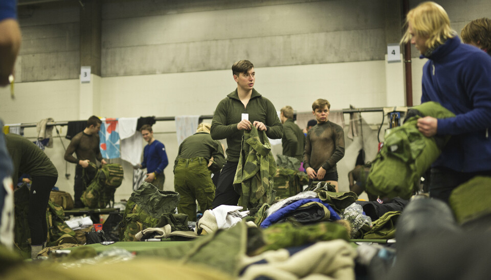 UTSTYR: «Alle» har en historie fra et depot, og alle har hørt enda flere, skriver Jonas Lintho. Bildet viser soldater som får utdelt utstyr og klær ved depoet på Sessvollmoen.