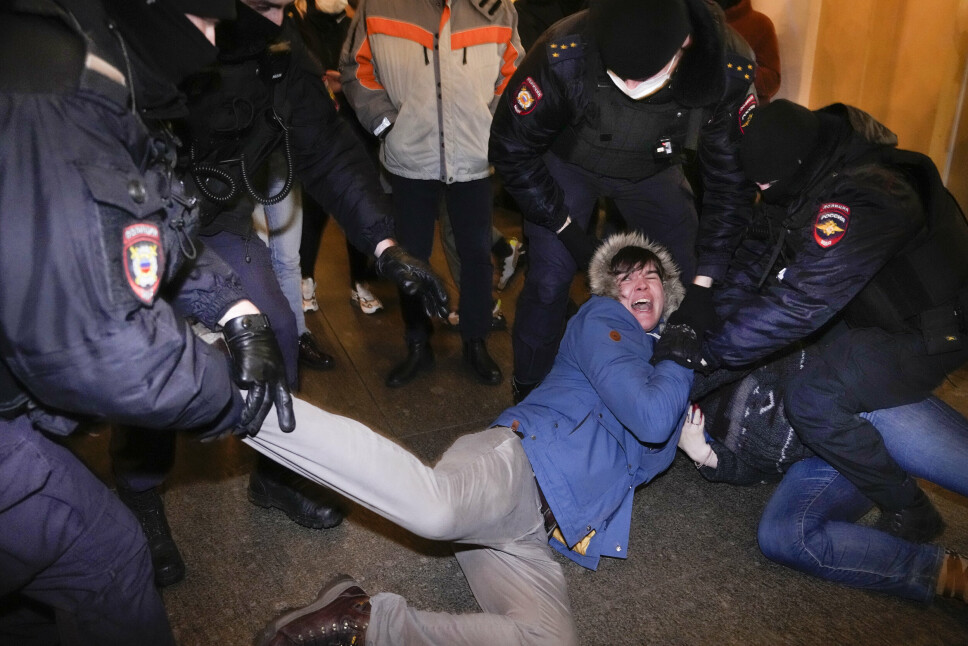 BLIR PÅGREPET: Russisk politi pågriper demonstranter i St. Petersburg torsdag 24. februar. Demonstrantene protesterer mot landets invasjon av Ukraina. Hittil skal 1800 demonstranter være pågrepet.