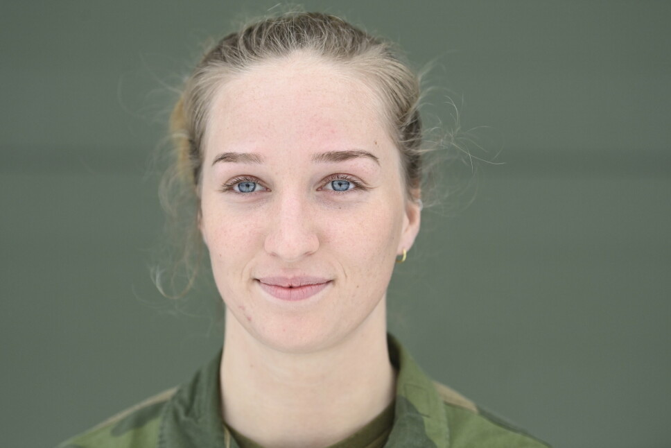 PASVIK GRENSESTASJON: Emilie Engelien gjennomfører førstegangstjenesten sin ved Pasvik grensestasjon. Hun sier jobben på grensa føles mer meningsfull etter at krigen i Ukraina brøt ut.