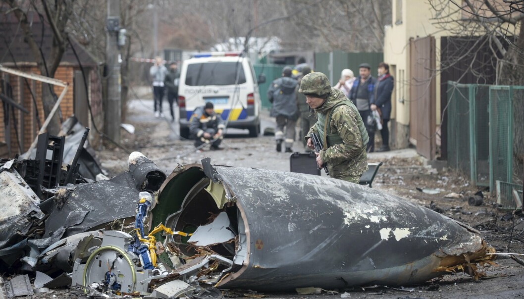 KRIG: Ukraina er i krig med Russland. Det bør vær en vekker for norske politikere, skriver Knut Hamre. På bildet ser vi en ukrainsk soldat som undersøker vrakdeler i Kyiv.