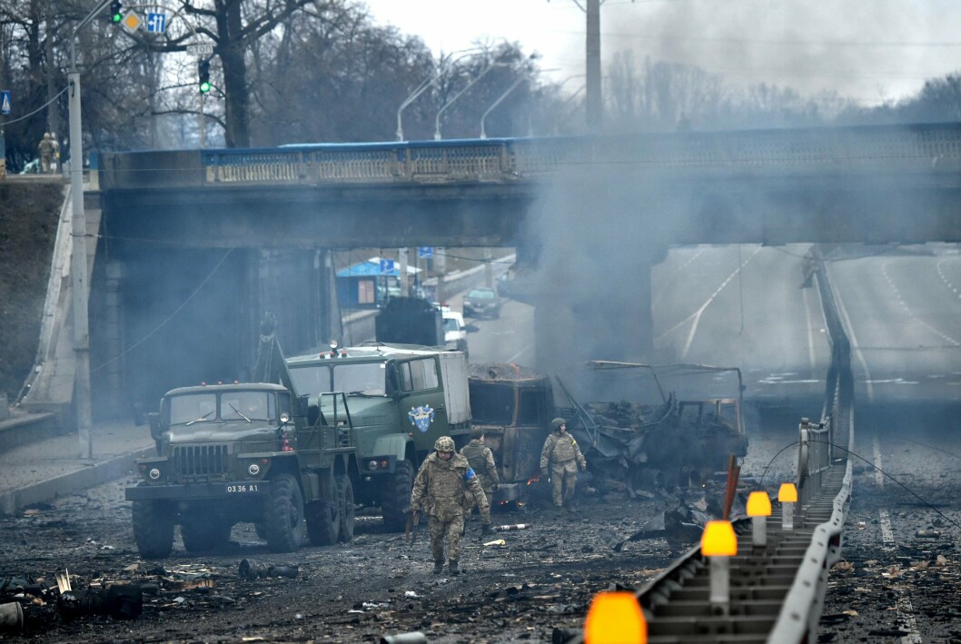 BYKRIG: Ukrainske soldater på et av stedene hvor det har pågått kamper gjennom natten mot russiske styrker inne i hovedstaden Kyiv.