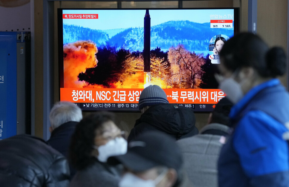 Folk ser på arkivbilder fra en tidligere rakettoppskyting på et nyhetsinnslag på en togstasjon i Seoul i Sør-Korea søndag