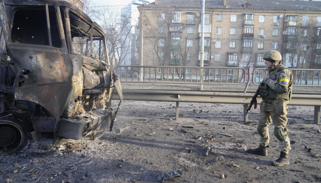 KYIV: En ukrainsk soldat i Kyiv lørdag ettermiddag etter russiske styrker angrep byen. KYIV: En ukrainsk soldat i Kyiv lørdag ettermiddag etter russiske styrker angrep byen.
