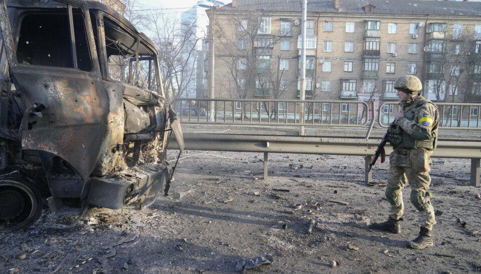 KYIV: En ukrainsk soldat i Kyiv lørdag ettermiddag etter russiske styrker angrep byen.