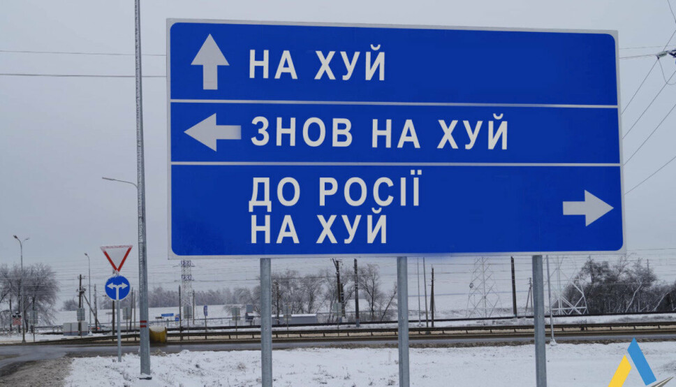 MANIPULERT: Ukravtodor som styrer det nasjonale veinettet i Ukraina la lørdag ut en oppfordring på Facebook om at innbyggerne skal hjelpe til med å ta ned veiskilt. Sammen med oppfordringen la de ut dette bilde av et manipulert veiskilt.