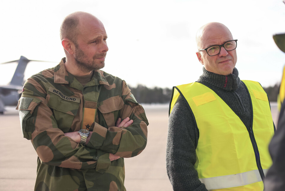 Forsvarsminister Odd Roger Enoksen (t.h.) og Pål Eirik Berglund er til stede når Norge sender 50-60 soldater til Litauen. Soldatene kommer i tillegg til over hundre soldater som allerede er der, som er en del av en NATO styrke. Søndag flyr soldatene fra Gardermoen. IFoto: Beate Oma Dahle / NTB