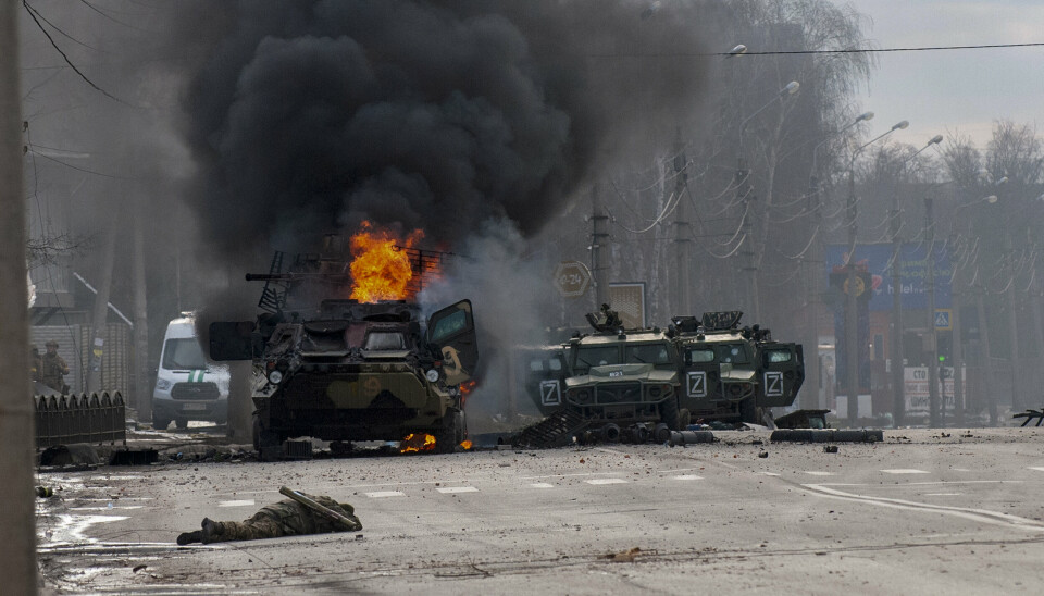 KHARKIV: Et pansret kjøretøy i flammer i Ukrainas nest største by Kharkiv søndag. Natt til mandag gikk flyalarmen i byen.