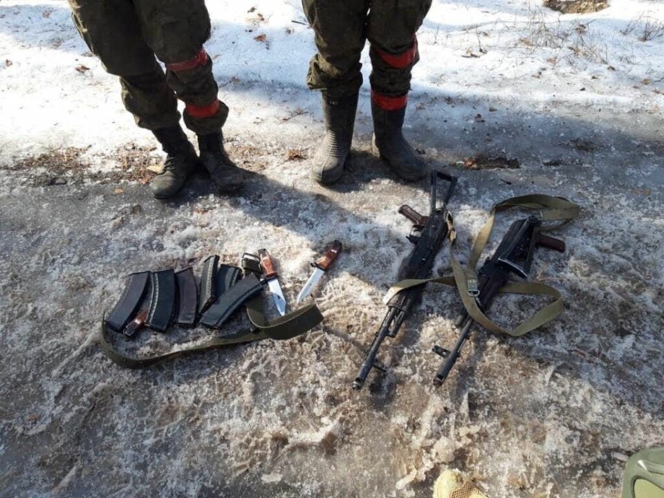 KRIGSFANGER: Bildet viser ifølge ukrainske myndigheter to russiske soldater som er tatt til fange utenfor Kyiv.