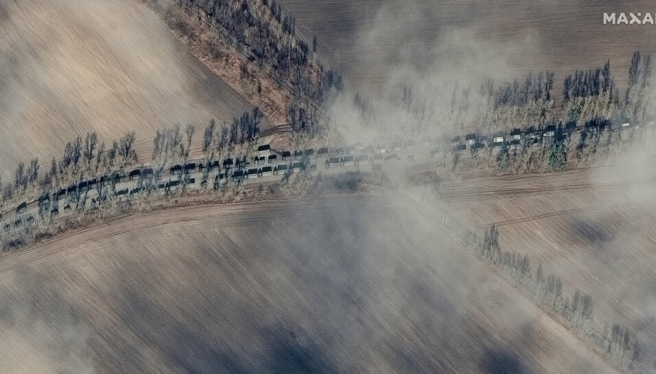 SAKTEGÅENDE: Satellittbilde viser en russisk kolonne i Ukraina på vei mot Kyiv, søndag 27. februar 2022. Kolonnen strakk seg nærmere 65 kilometer og stod mer eller mindre stille i flere dager.