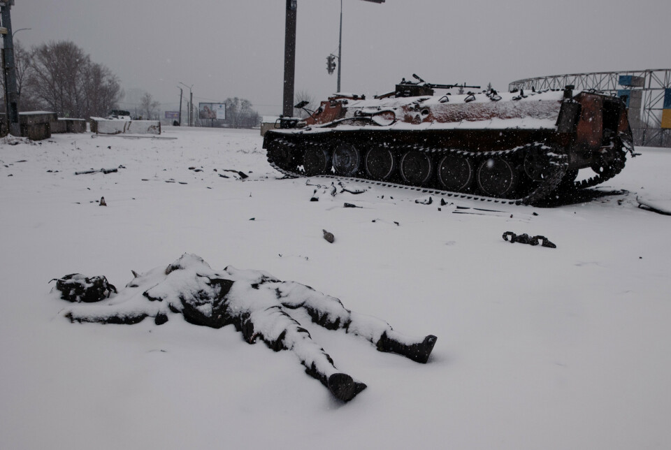 KRIGSOFFER: En død russisk soldat foran et russisk militærkjøretøy utenfor Kharkiv 25. februar. Ukraina ber russerne identifisere soldater som er drept eller tatt til fange.
