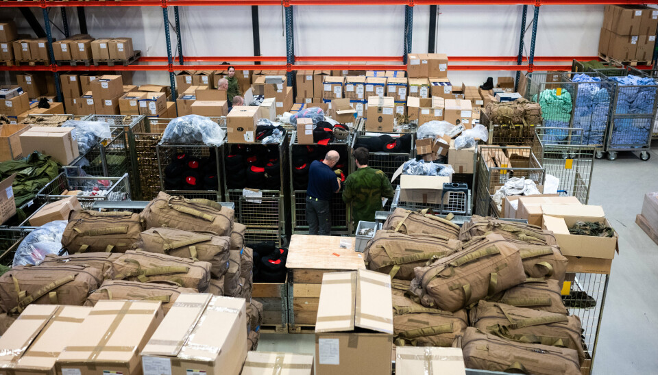 UTSTYR: Hjelmer fra Forsvarets beredskapslager er blant tingene som sendes til Ukraina. Bildet er fra depot på Bardufosss.