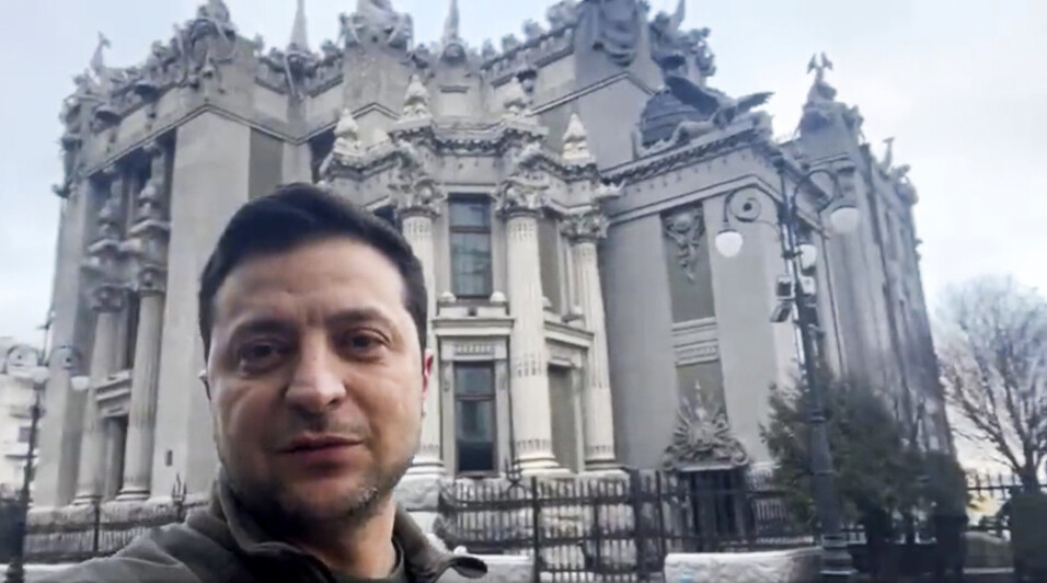 BER OM HJELP: Ukrainas president Volodymyr Zelenskyj i en av videoene han har lastet opp fra Kyivs gater siden det russiske angrepet. Zelenskyj har bedt verden sende våpen til landet.