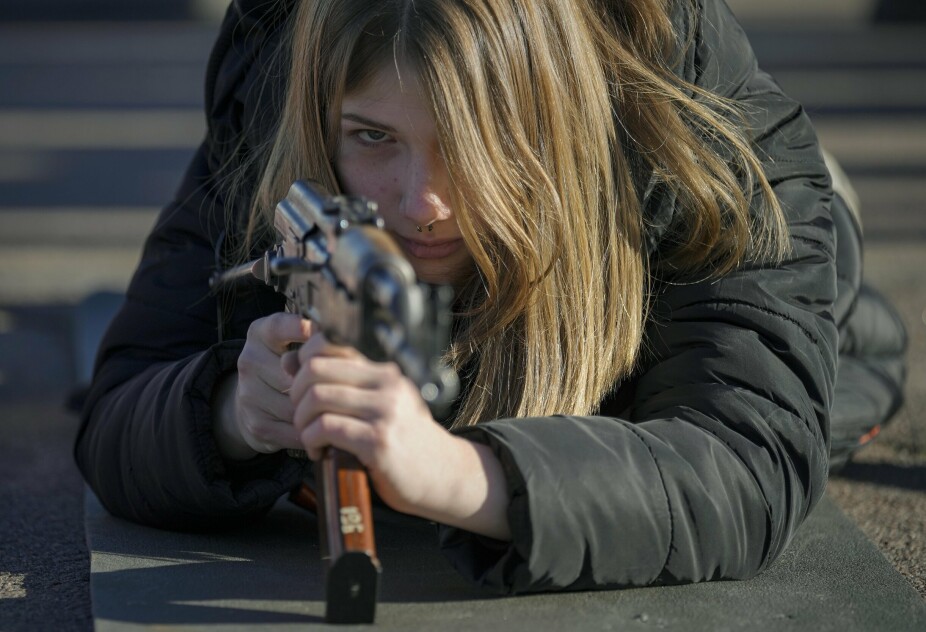 TRENING: En ung kvinne som har vervet seg, får våpentrening i Mariupol. Flere ukrainere blir nå utstyrt med våpen, samtidig som verdenssamfunnet har besluttet å sende flere våpen til landet.