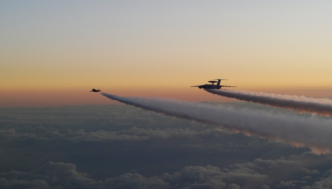 F-35: I februar overtok F-35 Nato-beredskapen Quick Recation Alert. På bildet ser vi et norsk F-35A og et russisk Mainstay-fly over norskehavet. F-35: I februar overtok F-35 Nato-beredskapen Quick Recation Alert. På bildet ser vi et norsk F-35A og et russisk Mainstay-fly over norskehavet.