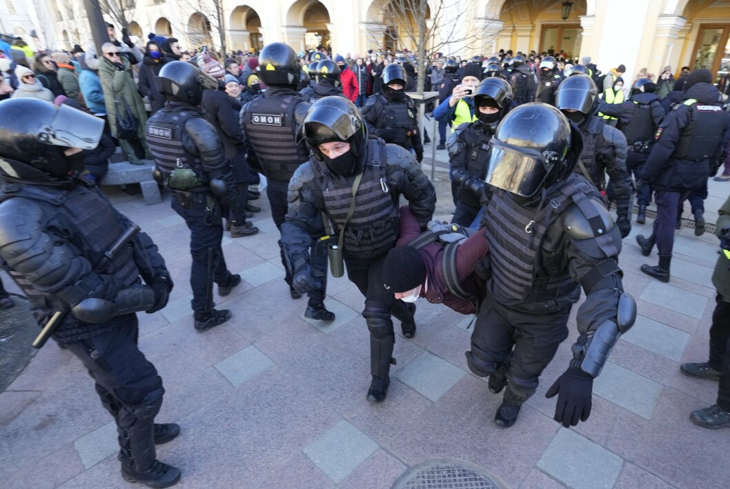 MASSEARRESTASJONER: Demonstranter blir pågrepet av det russiske opprørspolitiet under en antikrigsdemonstrasjon i St. Petersburg i helgen.