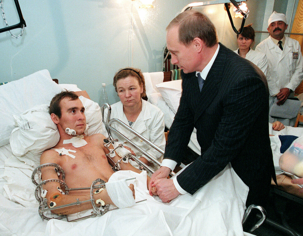 POPULÆR: Daværende statsminister Vladimir Putin besøker en soldat skadet i Tsjetsjenia-krigen på sykehuset i desember 1999. Putins harde linje i Tsjetsjenia gjorda ham populær blant russere.