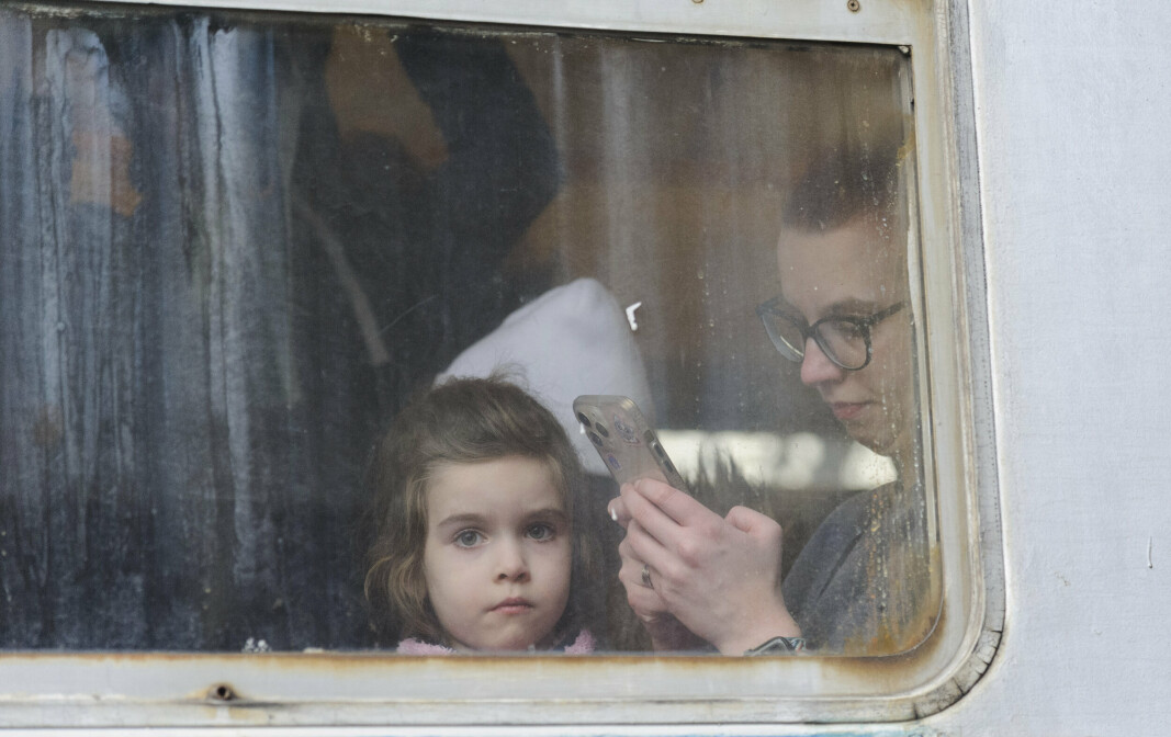 FORTSETTELSE: Krigen i Ukraina har foregått i seks dager, og det kommer stadig nye oppdateringer. Her venter ei jente på toget som venter på å forlate Ukraina. 26. februar 2022.
