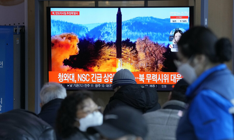 TEST: Folk på en togstasjon i Seoul ser på en sørkoreansk nyhetssending med arkivfoto fra en tidligere rakettest etter at Nord-Korea hadde skutt opp en ny rakett.