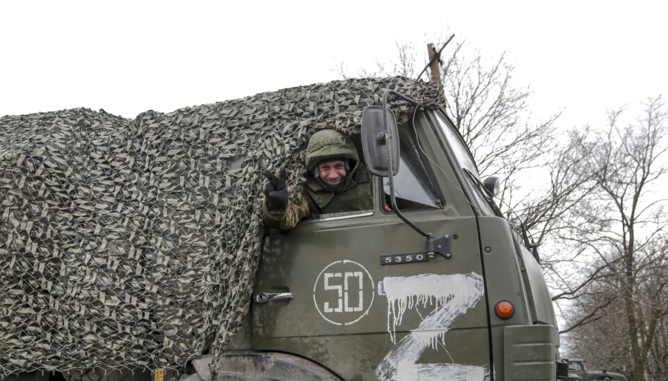 STYRKER: En soldat vinker fra en militær lastebil i det russiskkontrollerte området Donetsk i Ukraina.