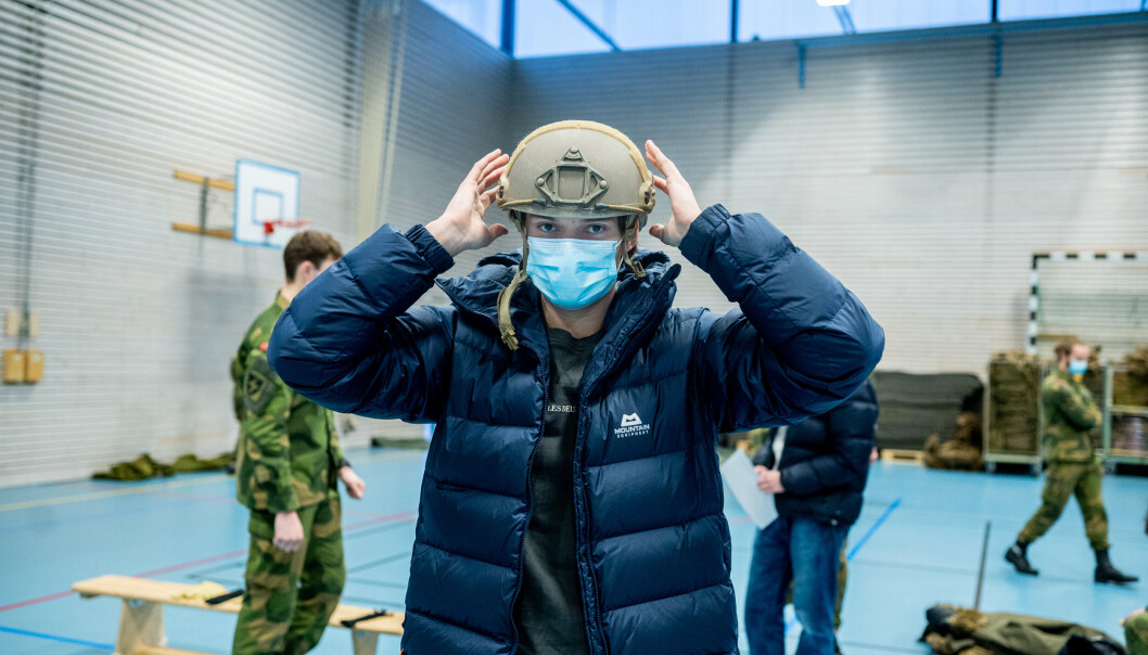 HJELM: Norge sender blant annet vester og hjelmer til Ukraina. Her prøver en fersk rekrutt på en hjelm, under innrykk på Bardufoss. HJELM: Norge sender blant annet vester og hjelmer til Ukraina. Her prøver en fersk rekrutt på en hjelm, under innrykk på Bardufoss.