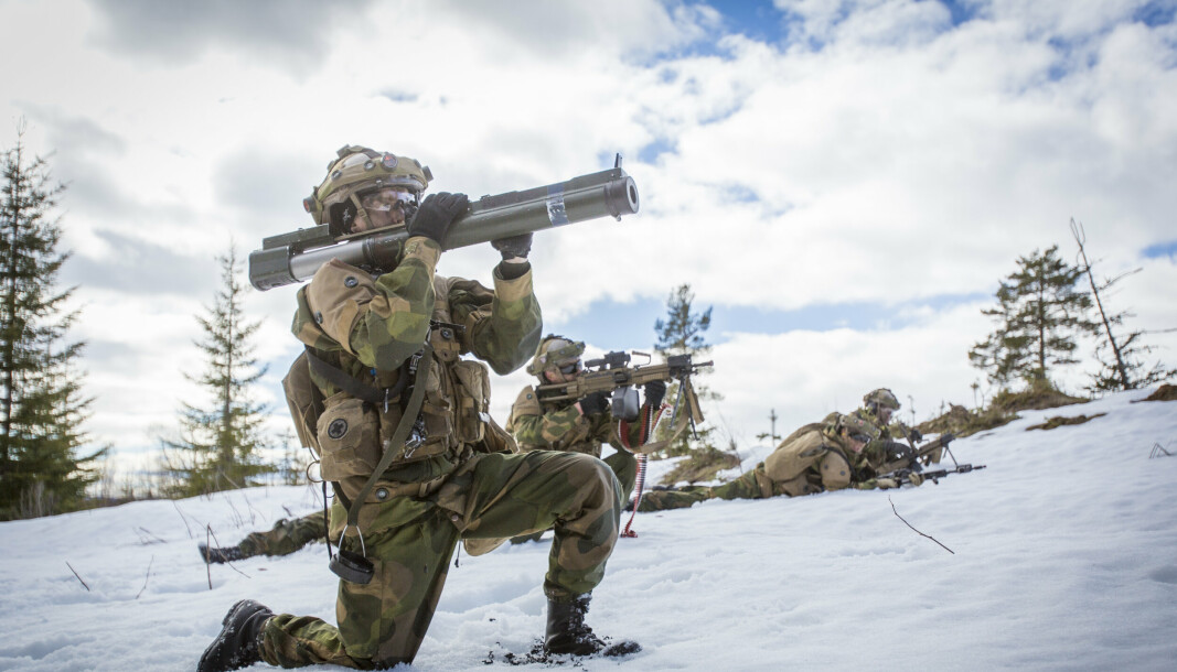 M72: Regjeringen driver et «høyt spill» ved å sende M72 til Ukraina, sier folkerettforsker Cecilie Hellestveit. Bildet viser soldater i Norge trene med våpenet.