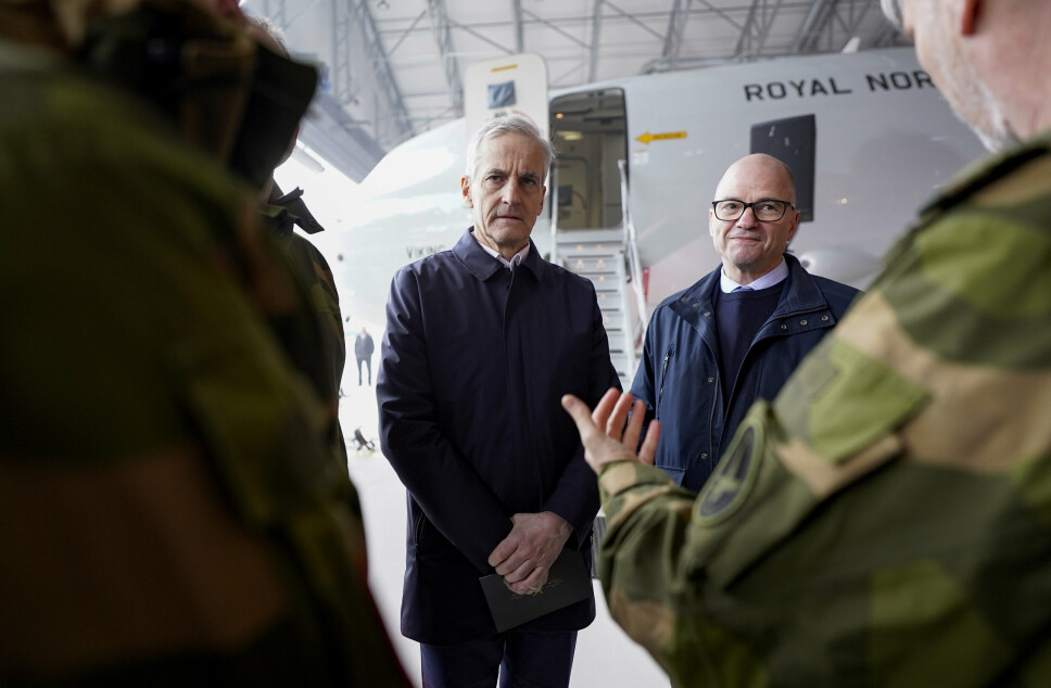 EVENES: Statsminister Jonas Gahr Støre (Ap) og forsvarsminister Odd Roger Enoksen (Sp) deltok på en markering av at de første overvåkingsflyene P-8A Poseidon landet i Norge på Evenes militære flyplass tirsdag.