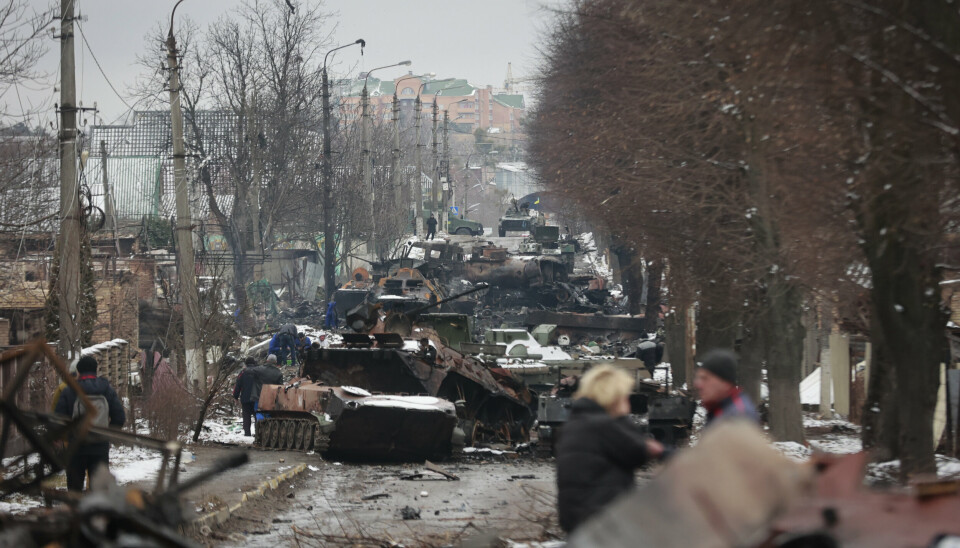KJØRETØY: Det kan se ut som Russland vi l ta Kyiv uansett kostnad, skriver Palle Ydstebø. Bildet viser det som trolig er ødelagte russiske kjøretøy på en av veiene inn til Kyiv.