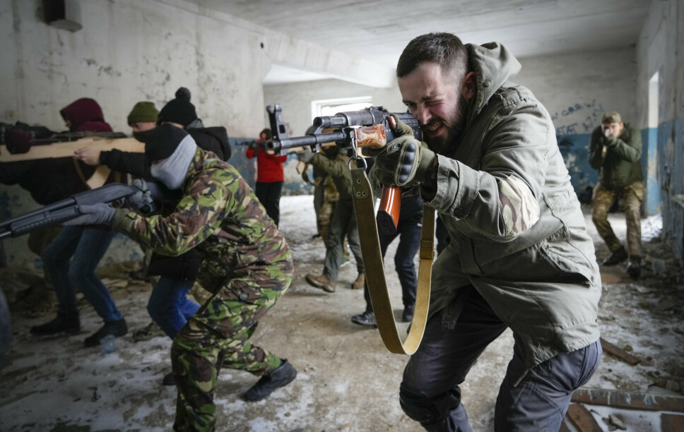 TRENING: Innbyggere får våpenopplæring utenfor Kyiv. Militære eksperter advarer utrente frivillige mot å melde seg til tjeneste og frykter at det kan resultere i tap av uskyldige liv og brudd på krigens lover.
