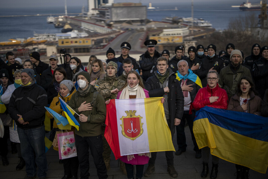 SAMLET: Folk synger nasjonalsangen mens de samles foran havnen for å feire en enhetsdag i Odesa 16. februar i år.