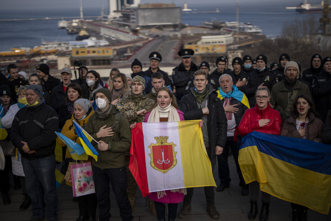 SAMLET: Folk synger nasjonalsangen mens de samles foran havnen for å feire en enhetsdag i Odesa 16. februar i år. SAMLET: Folk synger nasjonalsangen mens de samles foran havnen for å feire en enhetsdag i Odesa 16. februar i år.