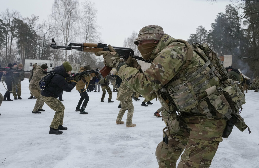 MOTSTANDSKAMP: Frivillige soldater øver i nærheten av Kyiv, 5. februar. Hundrevis av sivile har vervet seg til den ukrainske hæren siste tiden.
