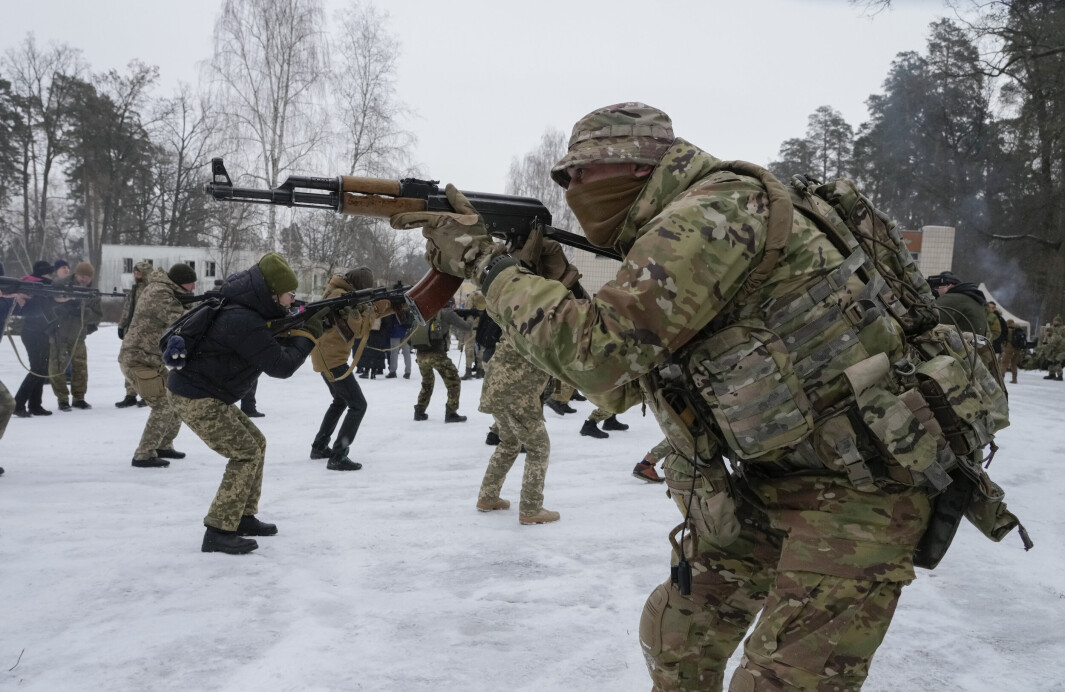 MOTSTANDSKAMP: Frivillige soldater øver i nærheten av Kyiv, 5. februar. Hundrevis av sivile har vervet seg til den ukrainske hæren siste tiden. MOTSTANDSKAMP: Frivillige soldater øver i nærheten av Kyiv, 5. februar. Hundrevis av sivile har vervet seg til den ukrainske hæren siste tiden.