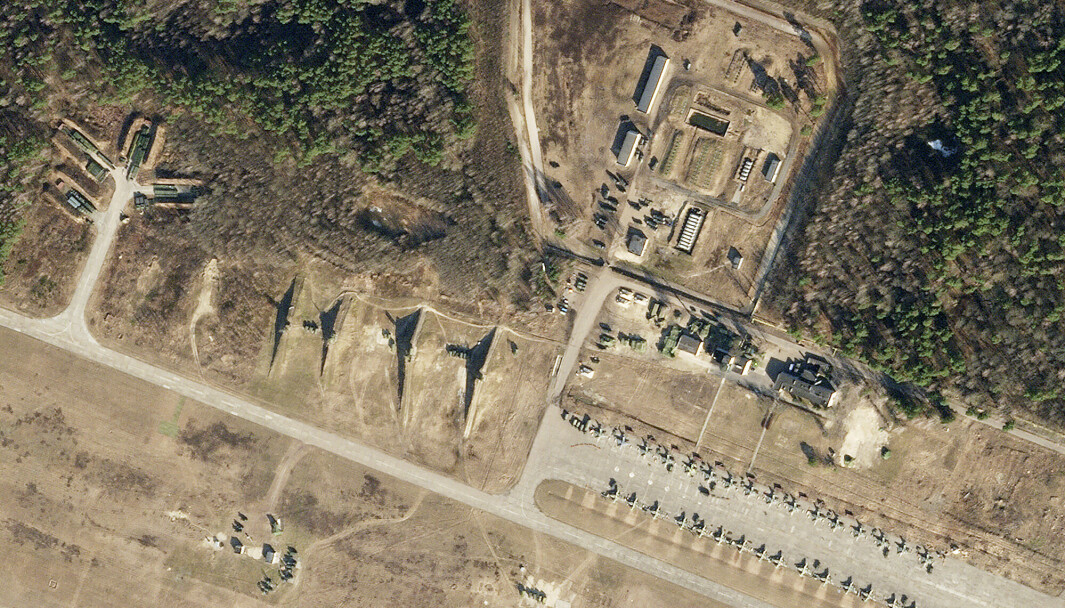 NABOLAND: Hviterussland er en av Russlands allierte. Et satellittbilde fra 1. mars viser russiske luftfarkoster på flybasen Luninets.