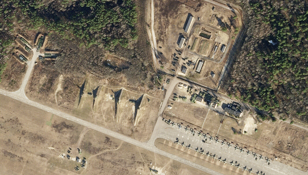 NABOLAND: Hviterussland er en av Russlands allierte. Et satellittbilde fra 1. mars viser russiske luftfarkoster på flybasen Luninets. NABOLAND: Hviterussland er en av Russlands allierte. Et satellittbilde fra 1. mars viser russiske luftfarkoster på flybasen Luninets.