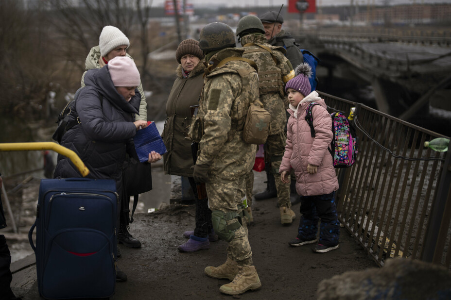 Her sjekker ukrainske soldater ID-kortene til mennesker som flykter fra boligstrøk i utkanten av Kyiv.