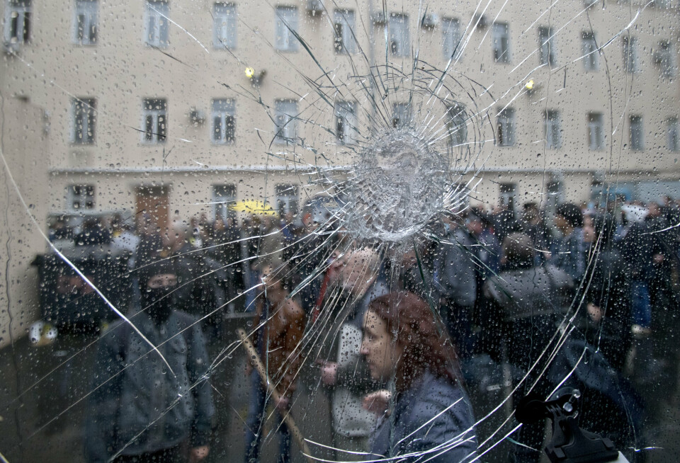 DEMONSTRASJON: Pro-russiske demonstranter utenfor politistasjonen i Odesa ble avbildet gjennom det knuste vinduet i en politibil 4. mai 2014.
