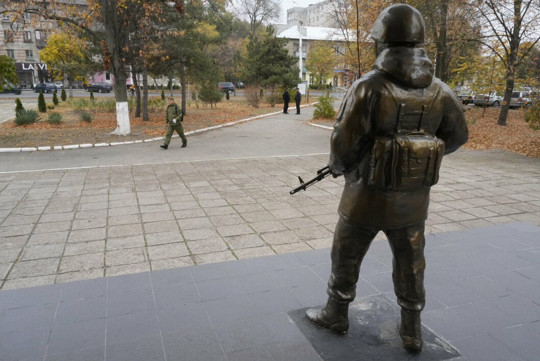 TIRASPOL: En mann passerer en statue utenfor hovedkvarteret til russiske styrker i Tiraspol, som er hovedstaden i utbryterregionen Transnistria.