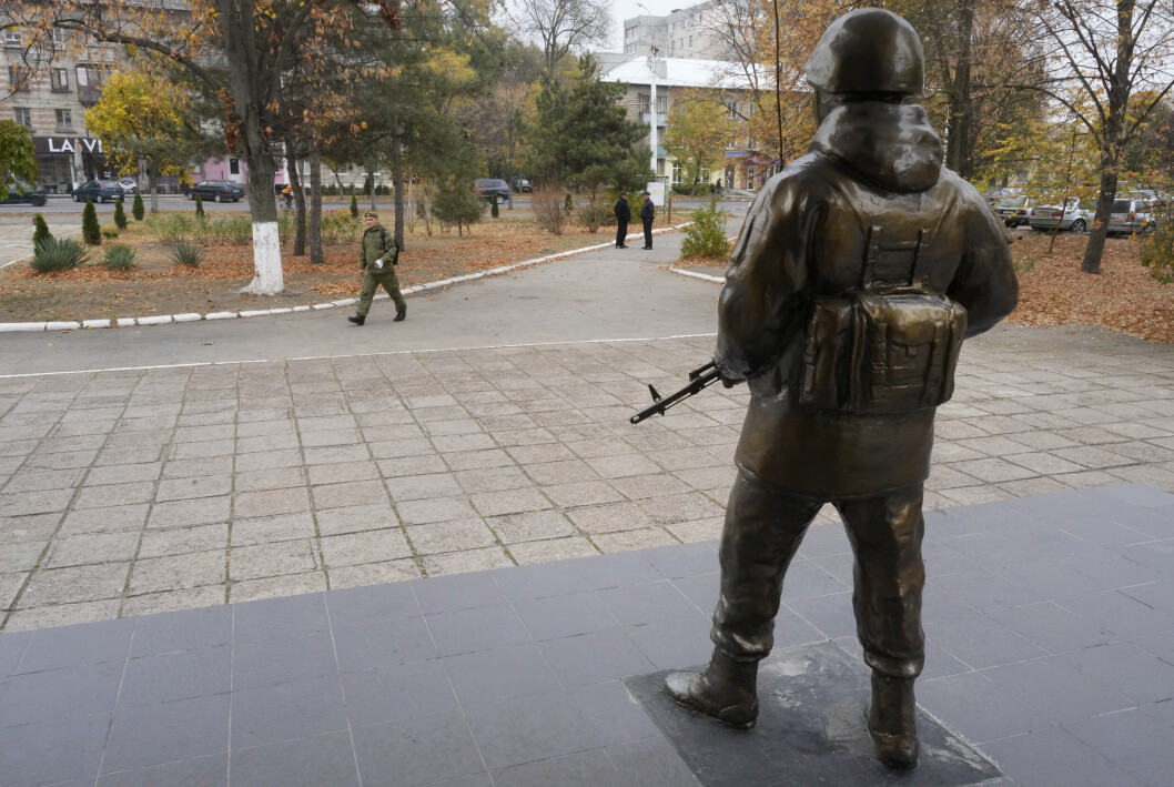 TIRASPOL: En mann passerer en statue utenfor hovedkvarteret til russiske styrker i Tiraspol, som er hovedstaden i utbryterregionen Transnistria. TIRASPOL: En mann passerer en statue utenfor hovedkvarteret til russiske styrker i Tiraspol, som er hovedstaden i utbryterregionen Transnistria.