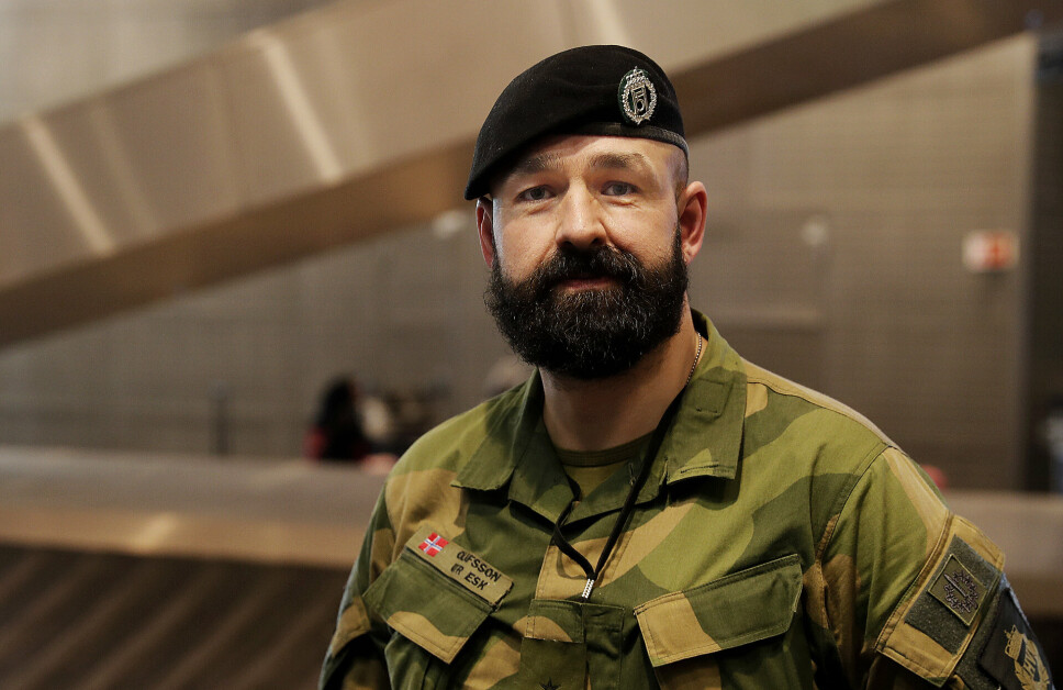 SKRIBENTEN: Rittmester Petter Olafsson fra Utrykknigseskadronen til HV-02 på Gardermoen flyplass den 13. mars 2020, i forbindelse med koronautbruddet.